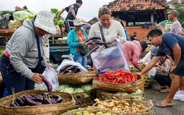 Quyết đạt tăng trưởng GDP trên 5%, nước láng giềng Việt Nam tung gói trợ giá tiêu dùng 2 tỷ USD để dân tiêu tiền thay vì gửi ngân hàng