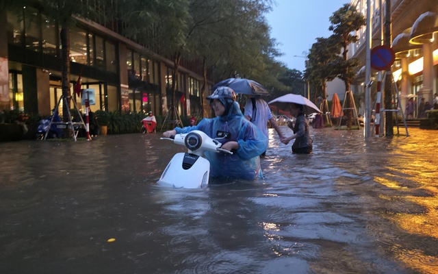 Giao thông Hà Nội hỗn loạn vì mưa ngập: Hàng loạt ô tô ngâm trong nước, người dân “bơi” về nhà