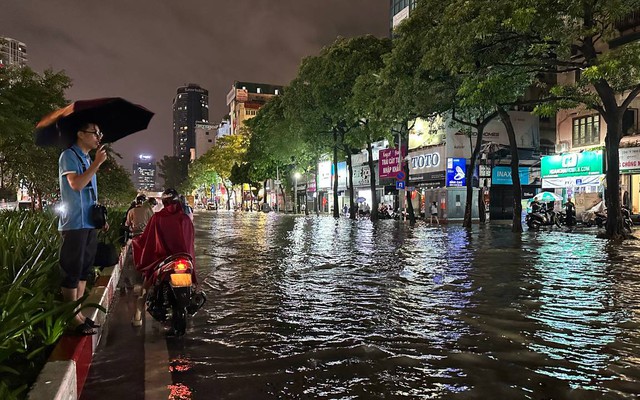 Cập nhật Hà Nội lúc này: Nhân viên ăn mì tôm, trải chiếu ngủ ở công ty, phụ huynh loay hoay 5 tiếng vẫn chưa đón được con