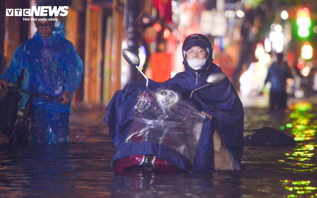 Nước ngập lút bánh xe, người Hà Nội dò dẫm tìm đường về nhà