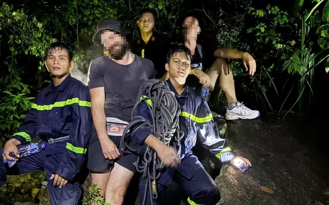 Giải cứu 2 du khách Nga mắc kẹt trên núi Cô Tiên trong đêm