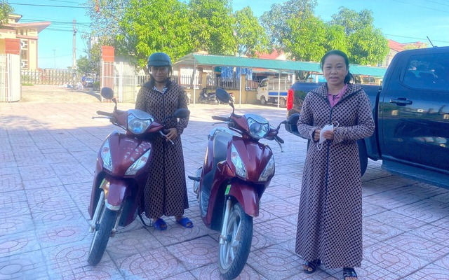 Hai người phụ nữ bằng tuổi, đi xe máy giống hệt nhau bị mời lên công an: Lý do không tưởng