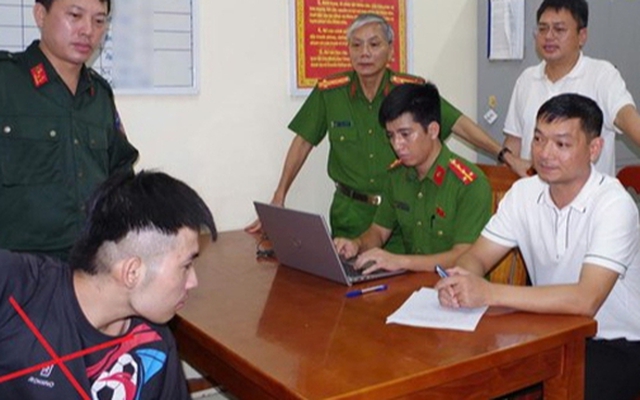 Mang dao bầu tới nhà đâm bạn trọng thương rồi về nhà cố thủ