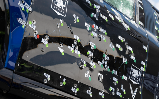 Sau một tuần mở cửa Triển lãm lớn nhất lịch sử: Chiếc xe bọc thép với 440 phát bắn vẫn là tâm điểm thu hút khách chiêm ngưỡng