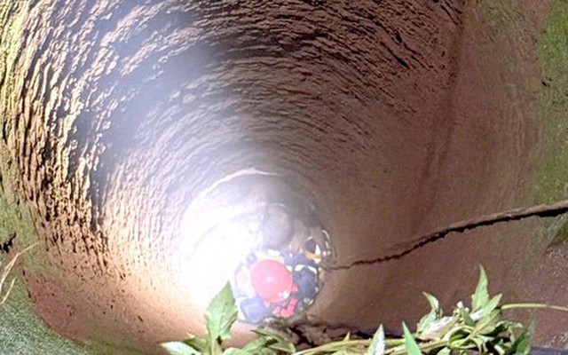 "Giải cứu" người đàn ông dưới giếng sâu hơn 20 mét ở Đồng Nai