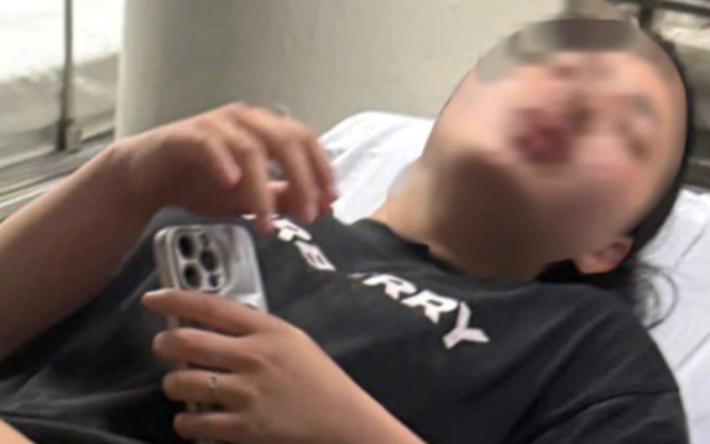 Cô gái 19 tuổi bị nhóm người lao vào đánh đến vỡ mũ bảo hiểm