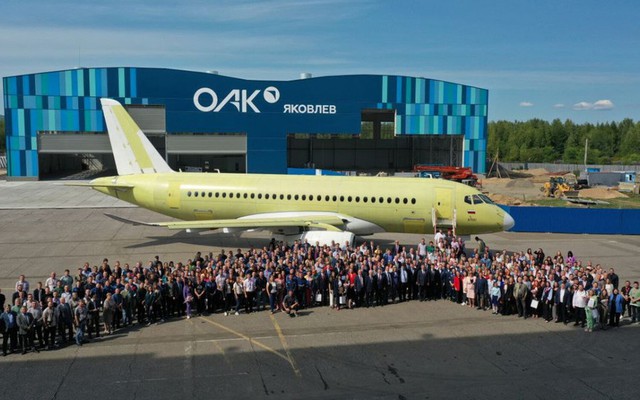 Máy bay SJ-100 'hoàn toàn nội địa' đầu tiên đã cất cánh