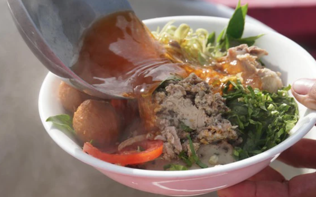 Vua đầu bếp Anh khám phá món ăn Việt Nam, nếm thử 1 thìa đã thốt lên: "Ngon quá… Tôi thích nó!"