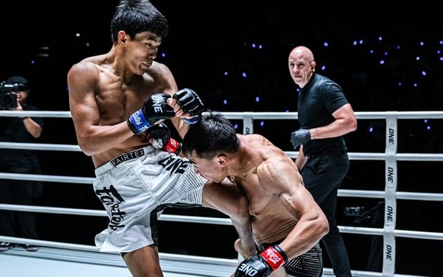 Cận cảnh võ sĩ MMA Nga tung 33 cú đấm hạ gục đối thủ