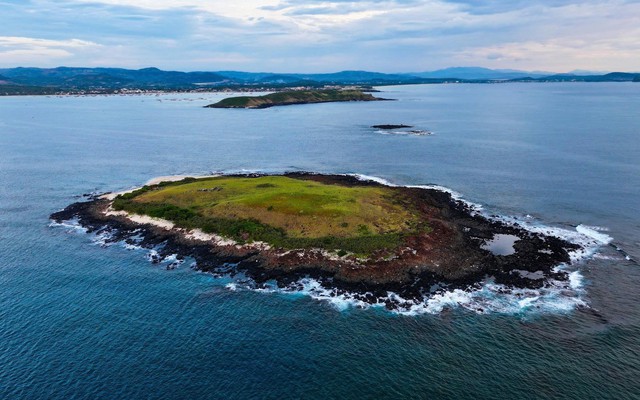 Phát hiện hòn đảo hoang sơ giữa biển miền Trung: Không có nhà dân, cảnh thay đổi theo mùa