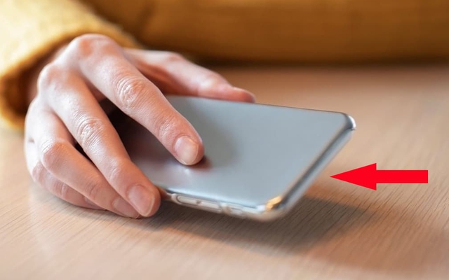 Người tinh tế luôn úp điện thoại xuống bàn, lý do vì sao?