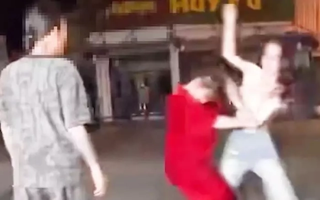 Hà Nội: Một cô gái bị đánh giữa đường vì mâu thuẫn tình ái