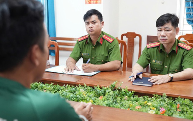 Công an TP HCM bắt khẩn cấp Youtuber Phương Áo Vàng