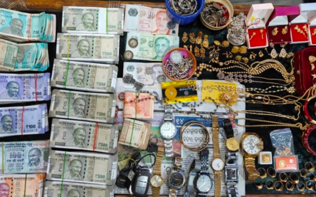 Đột kích nhà của viên kiểm lâm lương tháng 16 triệu, tịch thu số vàng và tiền mặt gần 2 tỷ đồng giấu trong bồn chứa nước, cùng 13 bất động sản trị giá hơn 414 tỷ đồng