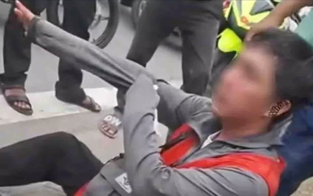 Nam shipper bị đánh chảy máu mũi vì không cho khách kiểm tra hàng