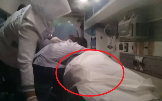 Dừng xe bên đường để hỗ trợ nạn nhân tai nạn giao thông, nữ y tá vừa nhìn thấy người này thì khóc nức nở