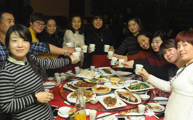 Họp lớp hết 615 triệu, người đàn ông bị xem thường cả buổi bỗng rút thẻ đen ra thanh toán khiến tất cả sửng sốt