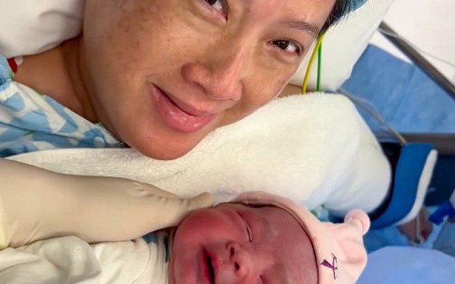 Vợ 1 nam diễn viên mang thai và sinh con thành công ở tuổi 58