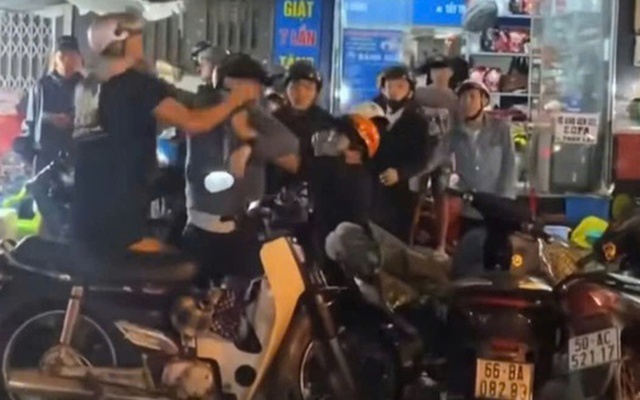 Xôn xao cảnh 10 thanh niên trẻ tuổi đánh đôi nam nữ nằm bẹp dưới đất