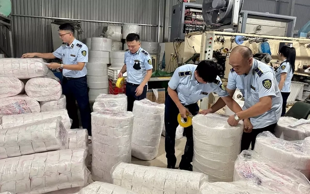 Triệt phá cơ sở sản xuất bỉm trẻ em, băng vệ sinh giả quy mô 'khủng'