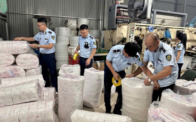 Triệt phá cơ sở sản xuất bỉm, băng vệ sinh giả quy mô khủng ở Thái Nguyên