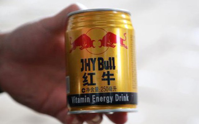 Nhận tin mật rồi đột kích 5 xưởng sản xuất quy mô lớn, công an triệt phá đường dây nước ngọt Redbull giả, tịch thu hơn 160.000 lon quy mô 111 tỷ đồng