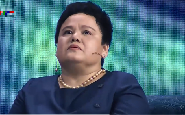 Danh tính người phụ nữ lớn hơn 12 tuổi lên truyền hình nói về thông tin yêu ca sĩ Phi Hùng