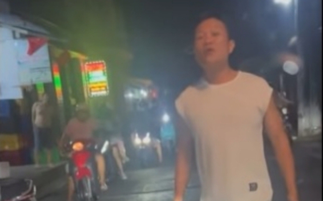 Công an mời người đàn ông chặn đầu ô tô, khiêu khích tài xế lên làm việc