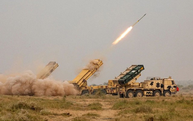 Ấn Độ chứng minh mức độ đáng sợ của tên lửa dẫn đường tầm xa Pinaka