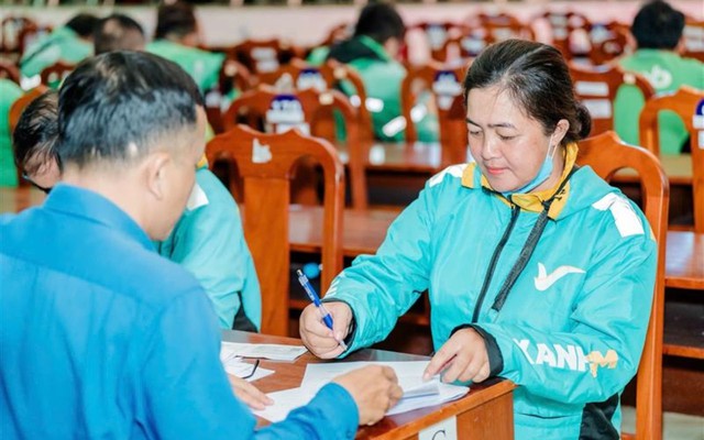 Tin vui đầu năm cho bác tài xe ôm công nghệ mua xe máy điện VinFast: Chú ý!