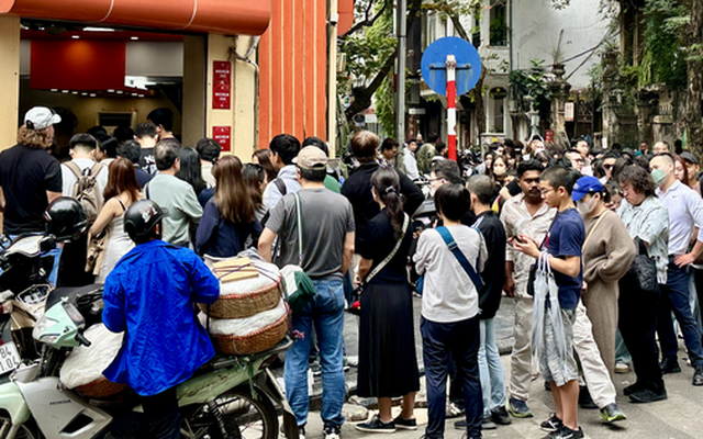 Đúng 1/1/2026, nhiều nơi tại trung tâm Hà Nội đông nghịt người xếp hàng, chuyện gì đây?