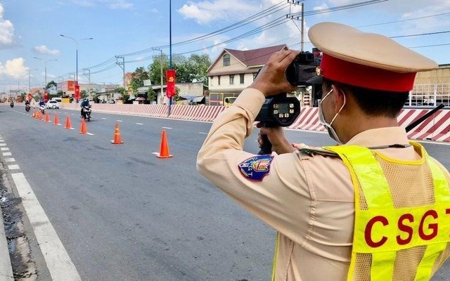 Lỗi chạy xe máy, ô tô chậm bị phạt thế nào?