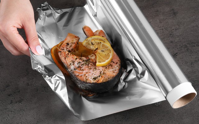 Dùng giấy bạc gói thức ăn thừa có hại thế nào?