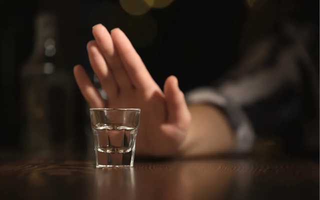 Vì sao uống rượu không giúp cơ thể ấm hơn?