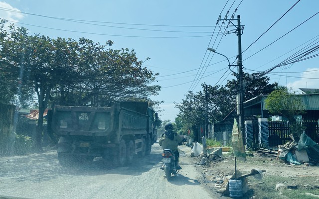 'Binh đoàn' xe tải cày nát Tỉnh lộ 607B, 'bão bụi' tra tấn dân cả ngày lẫn đêm