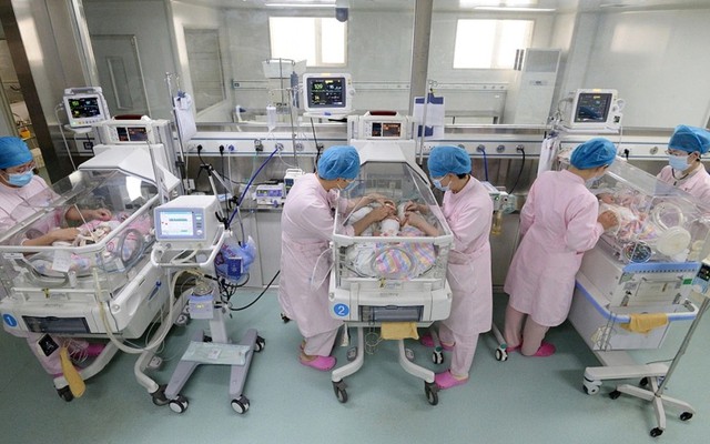 Đẻ con được tặng nhà: Trung Quốc "treo thưởng kép" giữa khủng hoảng dân số và địa ốc