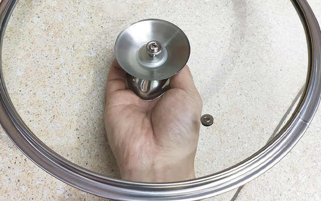 Công dụng của chiếc lỗ nhỏ trên nắp nồi inox