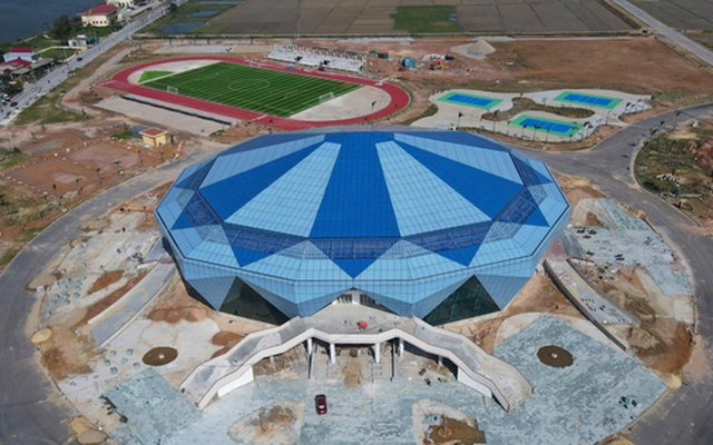 Nhà thi đấu hình kim cương xanh 340 tỉ đồng gây chú ý ở Quảng Trị