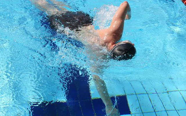 Bé trai 12 tuổi đeo 2 phao vẫn tử vong vì đuối nước tại bể bơi sâu 100cm