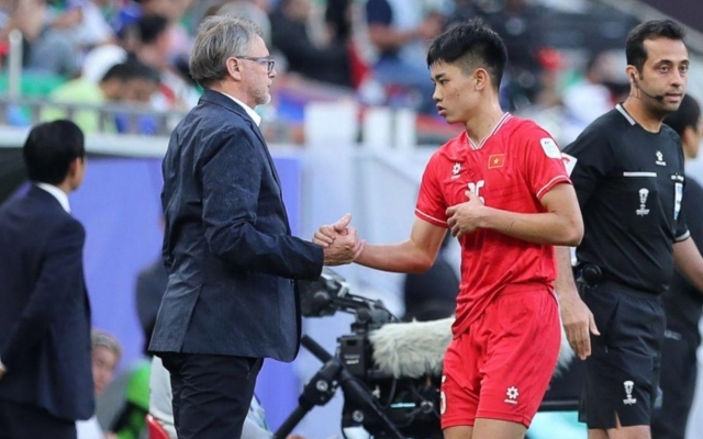 "HLV Troussier rất lão luyện trong đào tạo trẻ nhưng về thành tích trước mắt thì ông ấy đã già và lạc hậu"