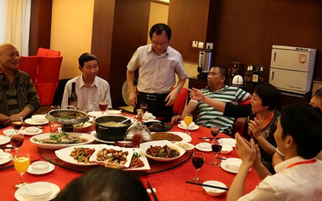 Lớp trưởng bị bạn học cũ ép thanh toán hoá đơn hơn 56 triệu đồng, một câu nói của “hoa khôi lớp” đã thay đổi tất cả