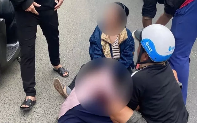 Con trai dùng dao đâm tử vong bạn của mẹ