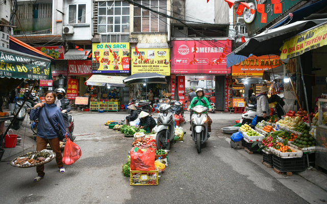 Bỏ chục tỷ đồng mua nhà, sống khổ giữa nhan nhản chợ cóc, quán ăn