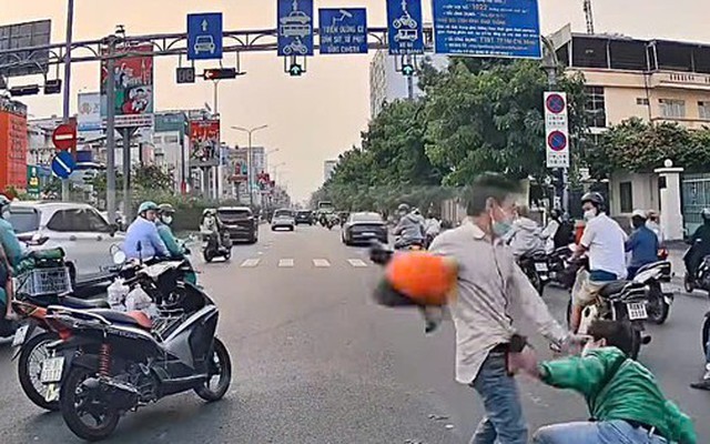 Hai người đàn ông đánh nhau giữa đường ở TPHCM đã đến trụ sở công an