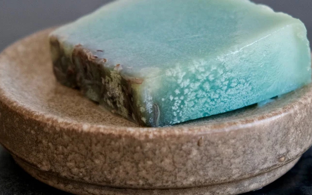 Hỏi AI: Xà phòng có tự nó nhiễm khuẩn được không?