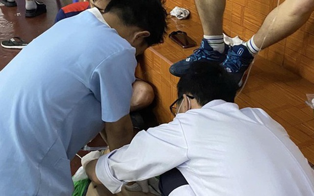 Một huấn luyện viên đột tử trên sân cầu lông