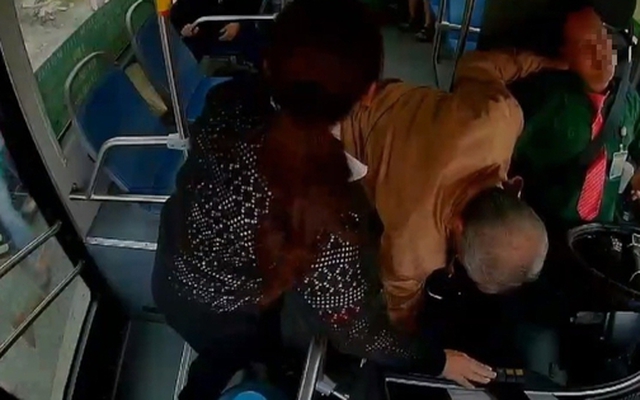 Một tài xế xe buýt ở TPHCM đột quỵ khi đang lái xe