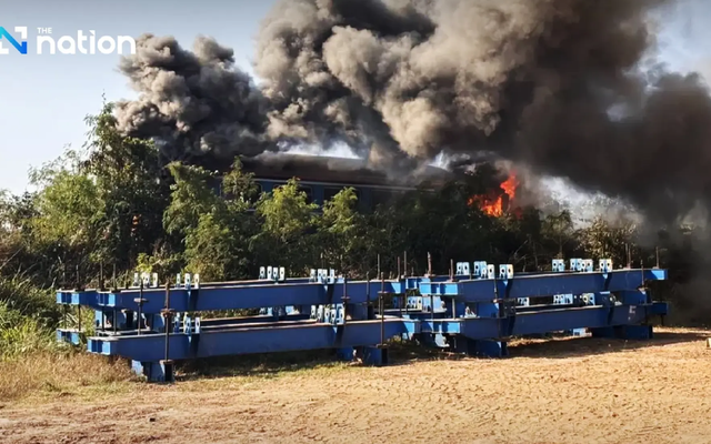 Cận cảnh tàu hoả vỡ nát sau khi va chạm với cần cẩu xây dựng, 22 người chết