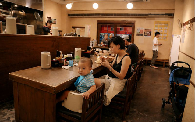 Cảnh tượng “hãi hùng” trong nhà hàng nổi tiếng ở Hà Nội khiến 1 KOLs hốt hoảng: Làm cha mẹ kiểu gì thế này?