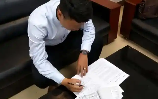 Bị sa thải sau 20 năm cống hiến, ngày rời đi người đàn ông nhận 1 phong bì từ sếp: Bên trong không phải tiền mà là thứ không ai ngờ đến